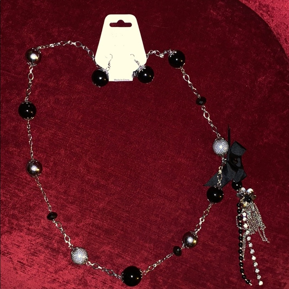 NWT pendant style necklace with earrings